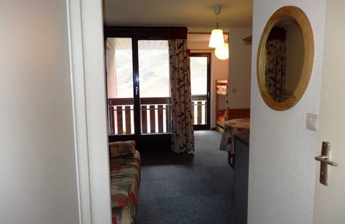 Les Bruyeres Apartment | Cozy Studio Les Menuires: Family-Friendly Escape with Spa
