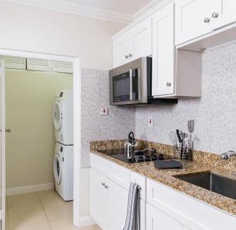 Molynes Gardens Apartment | Discover a Garden Oasis Studio in Kingston - Family Friendly