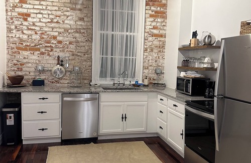 Sunshine Apartment | Charming studio with AC & WiFi in Historic District of Plaquemine