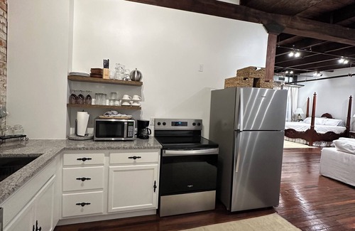 Sunshine Apartment | Charming studio with AC & WiFi in Historic District of Plaquemine