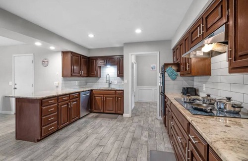 Allen House | Charming Stylish 4-bedroom house with in serene Allen