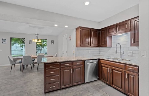Allen House | Charming Stylish 4-bedroom house with in serene Allen
