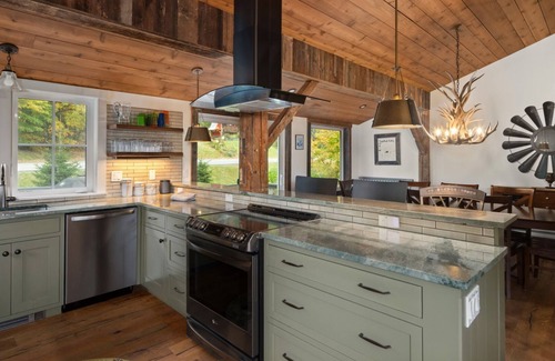 Warren Condo | Inviting Sugarbush Farmhouse Condo with Hot Tub Retreat