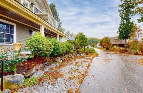 Edgecomb Apartment | Charming Suite with Scenic Balcony Views and Cozy Comforts