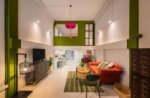 Phra Khanong House | Convenient Sukhumvit Shophouse Near Skytrain with Kitchen