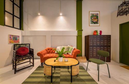 Phra Khanong House | Convenient Sukhumvit Shophouse Near Skytrain with Kitchen