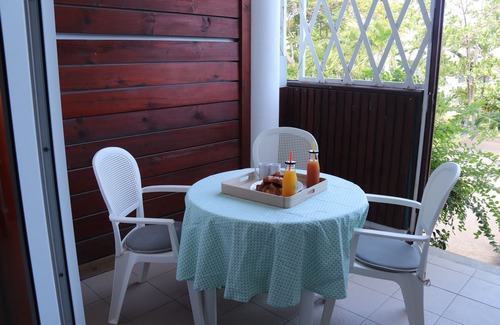 Grande-Terre Apartment | Seaside T1bis with Ocean View and Family-Friendly Amenities
