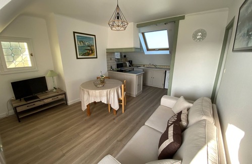 Larmor-Baden Apartment | Scenic T2 Apartment with Ocean View in Golfe du Morbihan