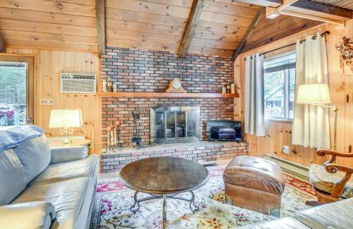 Chocorua Ski and Beach House | Cozy Tamworth Cabin with Grill & Fireplace for Families