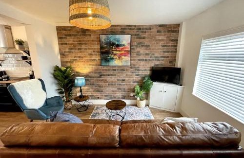 Nantwich Apartment | Cozy Terrace House: Family-Friendly Retreat Near Town