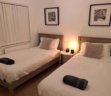 Nantwich Apartment | Cozy Terrace House: Family-Friendly Retreat Near Town