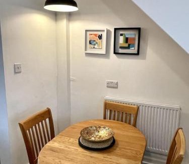 Nantwich Apartment | Cozy Terrace House: Family-Friendly Retreat Near Town