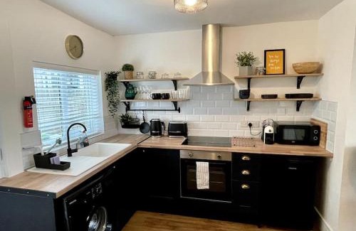Nantwich Apartment | Cozy Terrace House: Family-Friendly Retreat Near Town