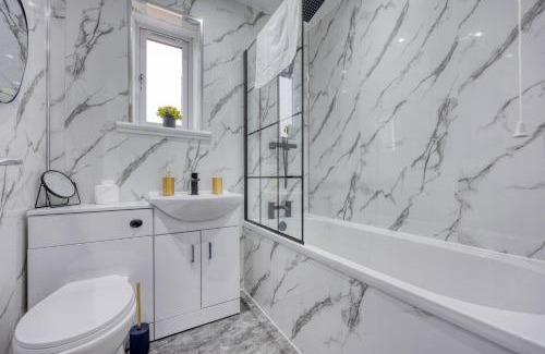 Dumbarton House | Charming Terrace House for Relaxing Retreat