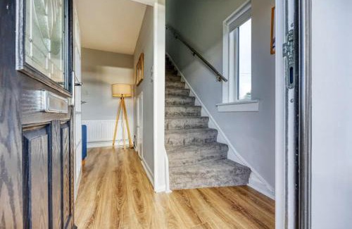 Dumbarton House | Charming Terrace House for Relaxing Retreat