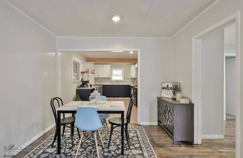 Elmwood Area House | Charming Texas Cottage with Modern Farmhouse Style