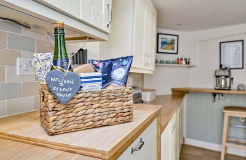 West Looe Cottage | Elegant Townhouse Steps from Historic Harbour with Ocean Views