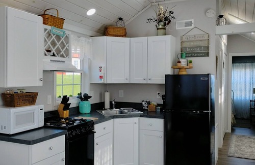 Cherry Creek Cottage | Cozy Cottage Retreat with Kitchen & Breakfast Included