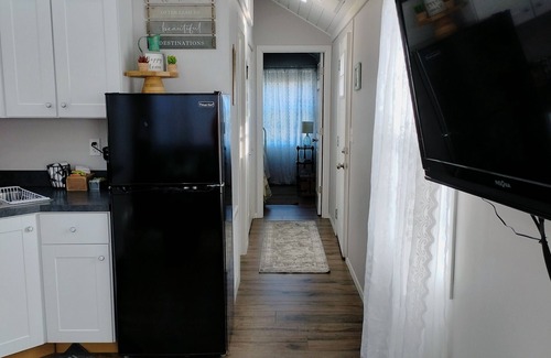 Cherry Creek Cottage | Cozy Cottage Retreat with Kitchen & Breakfast Included