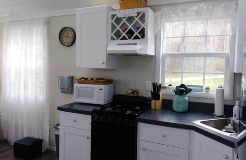 Cherry Creek Cottage | Cozy Cottage Retreat with Kitchen & Breakfast Included