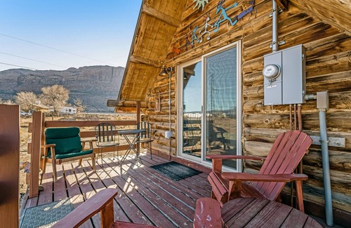 Moab South Valley Cabin | Cozy Tiny Home Cabin with Mountain View & Spa Amenities
