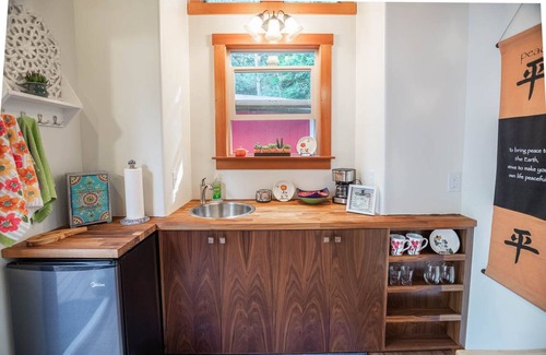 Fort Bragg Apartment | Cozy Tiny House in Redwoods: Top-Rated with Spa & Kitchen