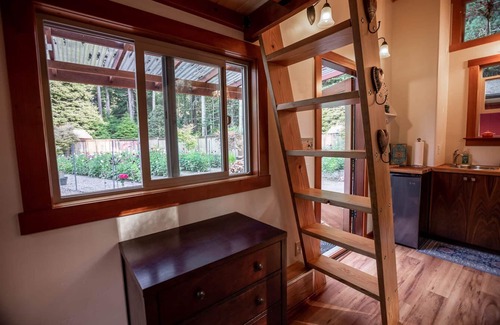 Fort Bragg Apartment | Cozy Tiny House in Redwoods: Top-Rated with Spa & Kitchen