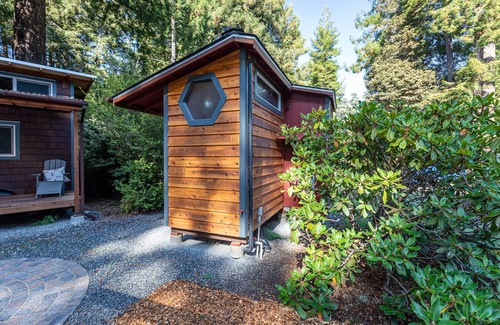 Fort Bragg Apartment | Cozy Tiny House in Redwoods: Top-Rated with Spa & Kitchen