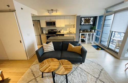 Mimico Condo | Inviting Toronto Lakeshore Condo with Spa & Hot Tub