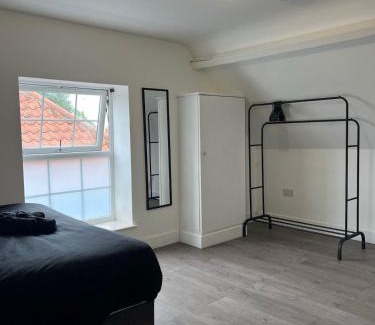 Hedon Apartment | Charming Town Retreat