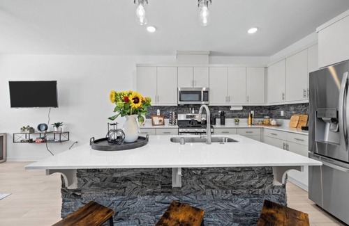 Fallbrook House | Charming townhome with WiFi, AC, Pool and Community Center in Peaceful Fallbrook