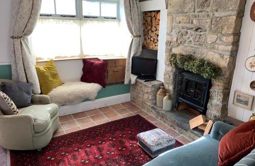 Redlynch House | Inviting Townhouse in Bruton: Pet & Child Friendly Retreat