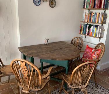 Redlynch House | Inviting Townhouse in Bruton: Pet & Child Friendly Retreat