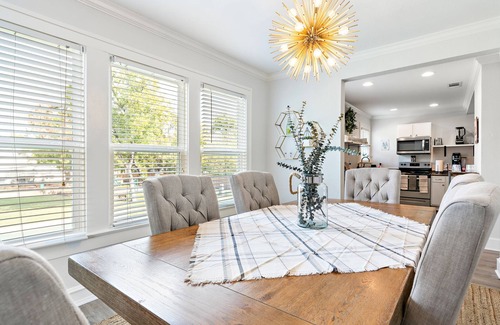 Austin Ave. House | Exceptional Downtown Waco Townhouse with Hot Tub & Spa
