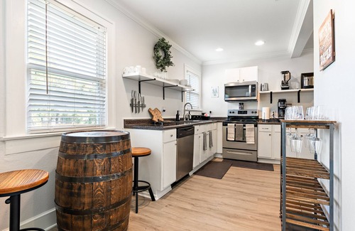 Austin Ave. House | Exceptional Downtown Waco Townhouse with Hot Tub & Spa