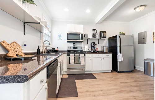 Austin Ave. House | Exceptional Downtown Waco Townhouse with Hot Tub & Spa