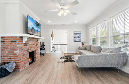 Austin Ave. House | Pet-Friendly Townhouse in Downtown Waco with Hot Tub