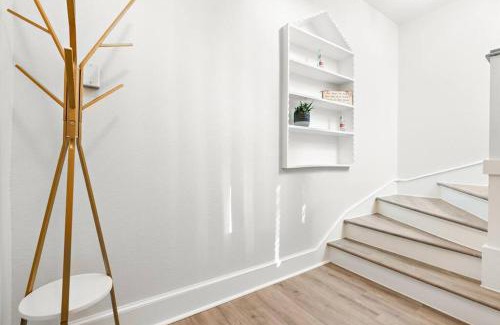 Austin Ave. House | Pet-Friendly Townhouse in Downtown Waco with Hot Tub