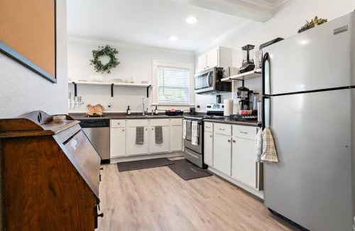 Austin Ave. House | Pet-Friendly Townhouse in Downtown Waco with Hot Tub