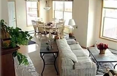 Dillon House | Beautiful Townhouse on Lake Dillon with Breakfast Included