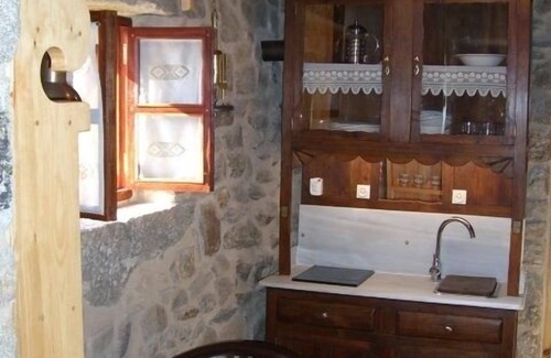 Poio Cottage | Cozy Stone Cottage Retreat with Ocean View & Spa Amenities