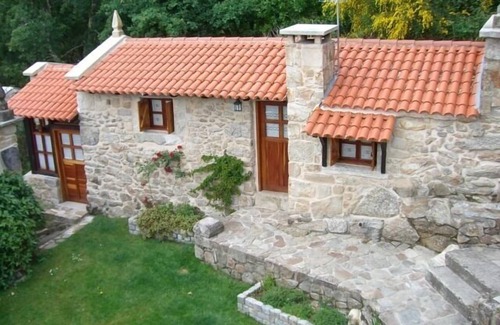 Poio Cottage | Cozy Stone Cottage Retreat with Ocean View & Spa Amenities