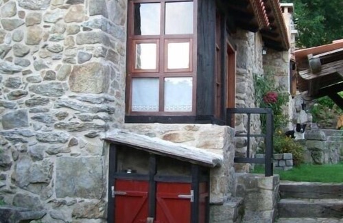 Poio Cottage | Cozy Stone Cottage Retreat with Ocean View & Spa Amenities