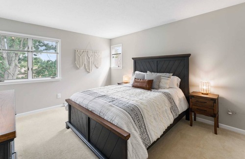 Granger House | Elegant Tudor Retreat Near Notre Dame with Family-Friendly Perks