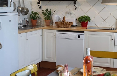 Lourmarin Apartment | Prime Two Bedroom Apartment in Lourmarin with Breakfast