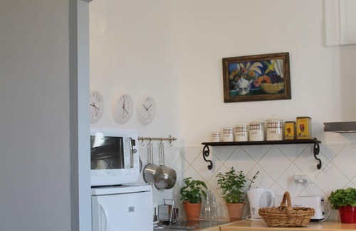 Lourmarin Apartment | Prime Two Bedroom Apartment in Lourmarin with Breakfast