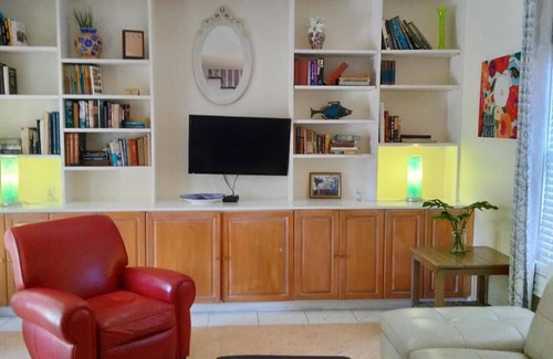 Key West Historic District Bed & Breakfast | Charming two floor 1-bedroom bed & breakfast in fantastic Key West with AC