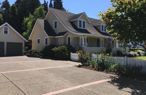 Eugene House | Beautiful 1940s Four-Bedroom Home Near University of Oregon