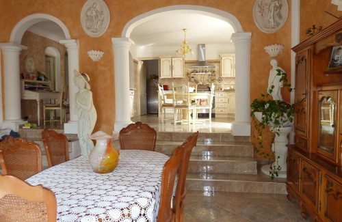 Cheval-Blanc Villa | Idyllic Provencal Villa with Pool and Lake Views Near Luberon