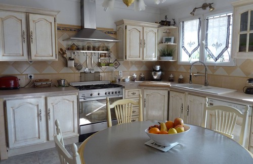 Cheval-Blanc Villa | Idyllic Provencal Villa with Pool and Lake Views Near Luberon